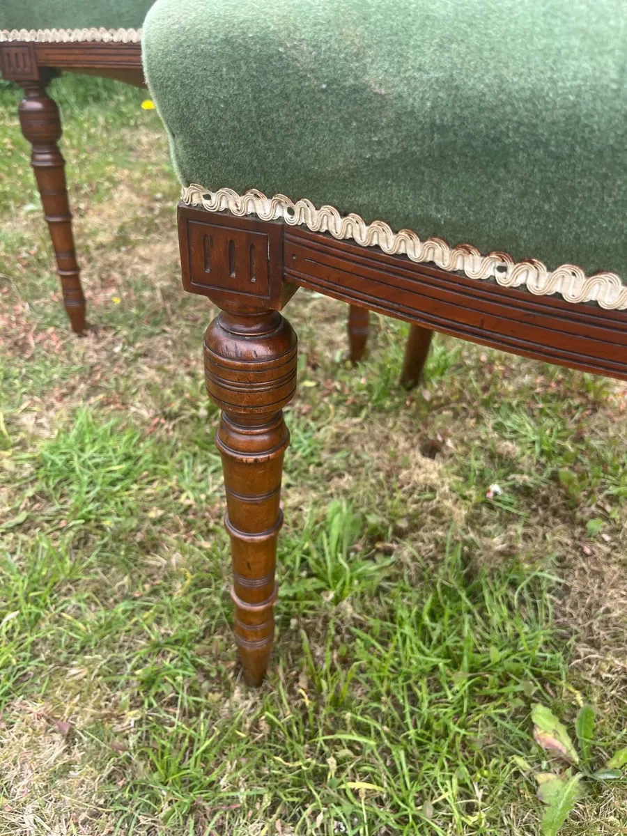 4 Set of four Victorian walnut dining chairs. - Image 4