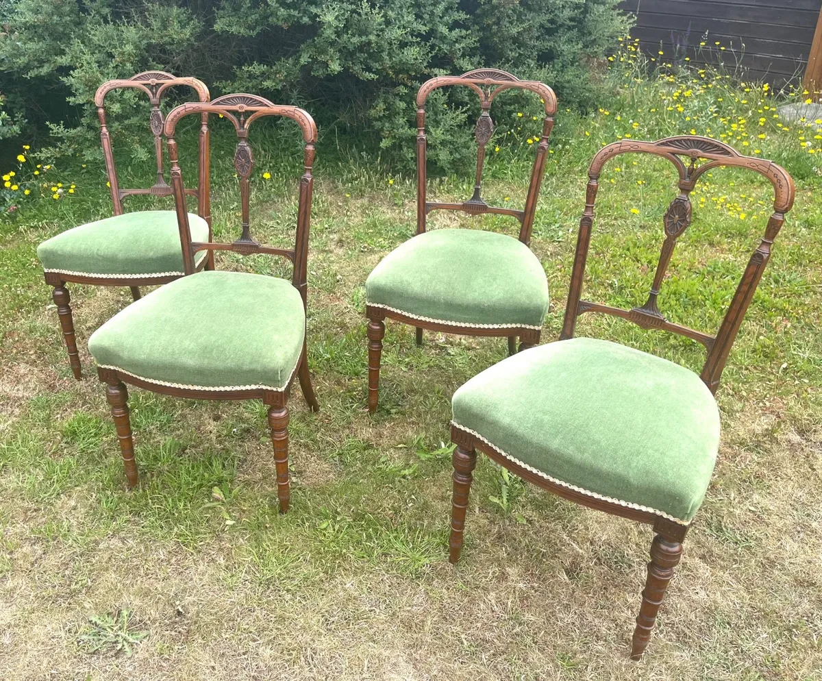 4 Set of four Victorian walnut dining chairs. - Image 1