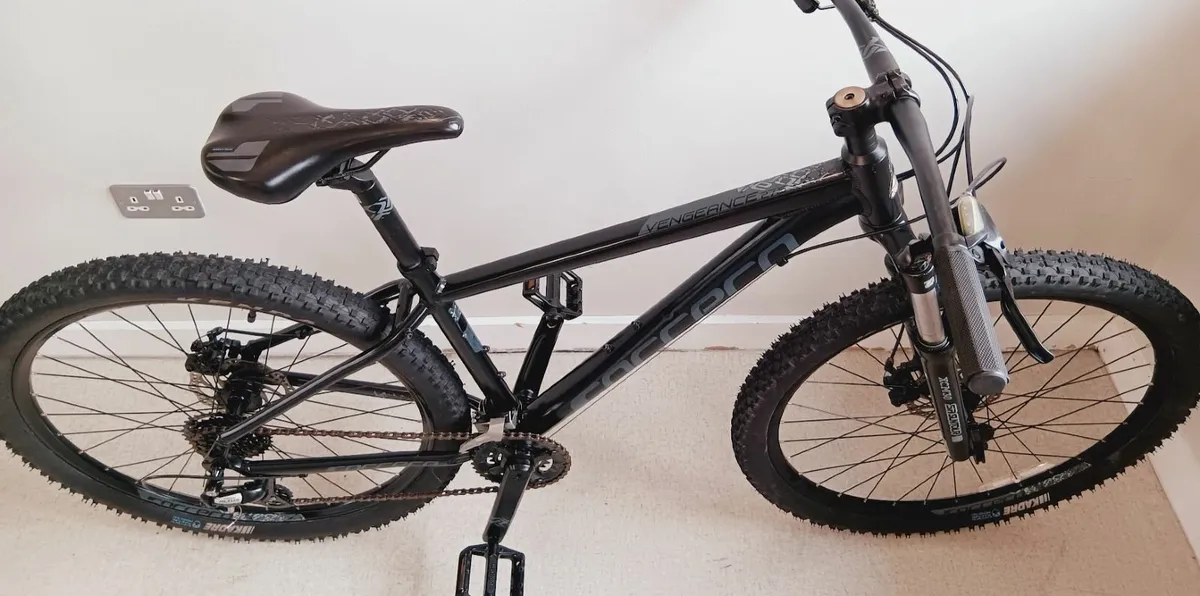 Carrera Vengeance Mountain bike that's like new - Image 1