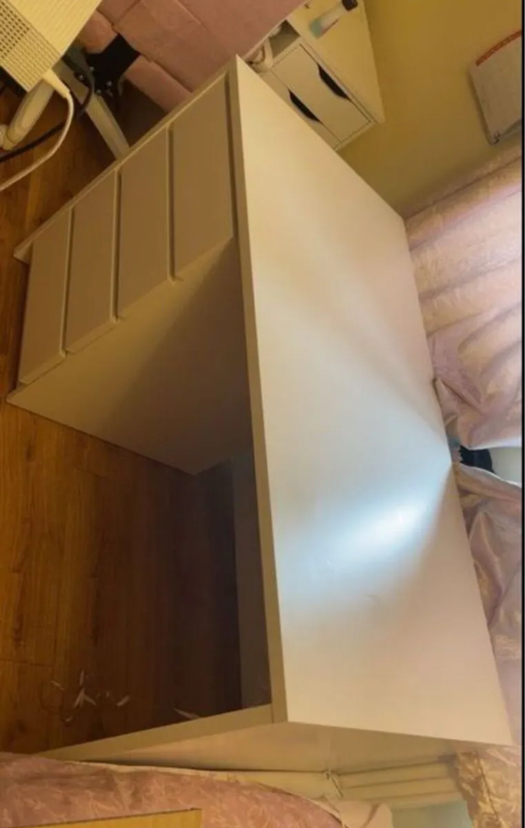 White desk need gone ASAP - Image 1