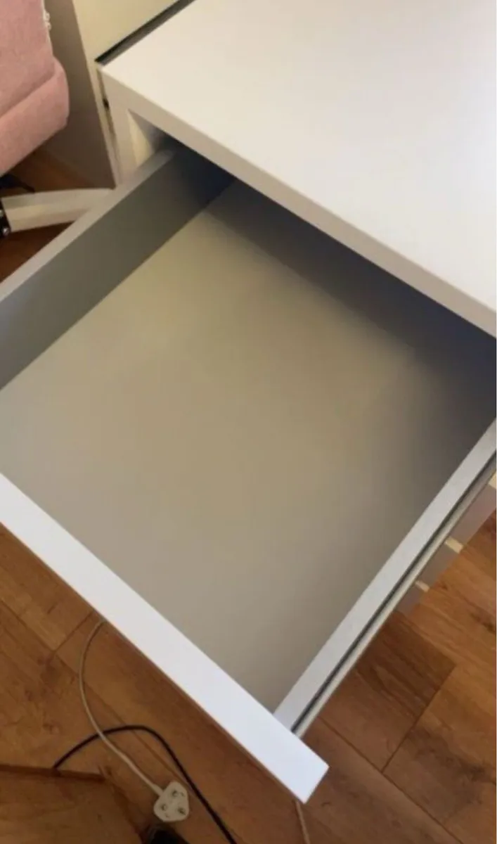 White desk need gone ASAP - Image 2