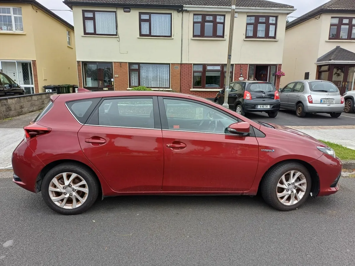 Toyota Auris 2017 - Image 2