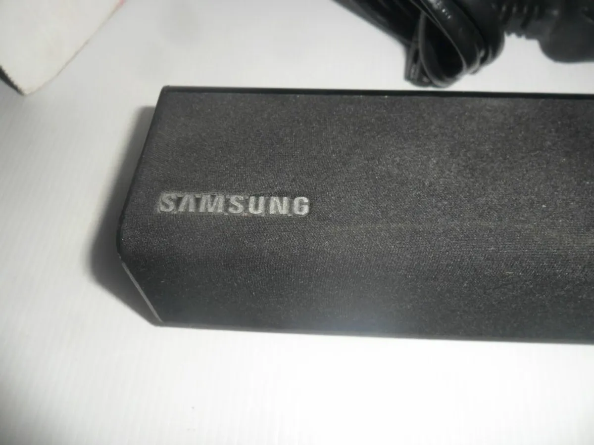 Samsung sound bar with sub - Image 3