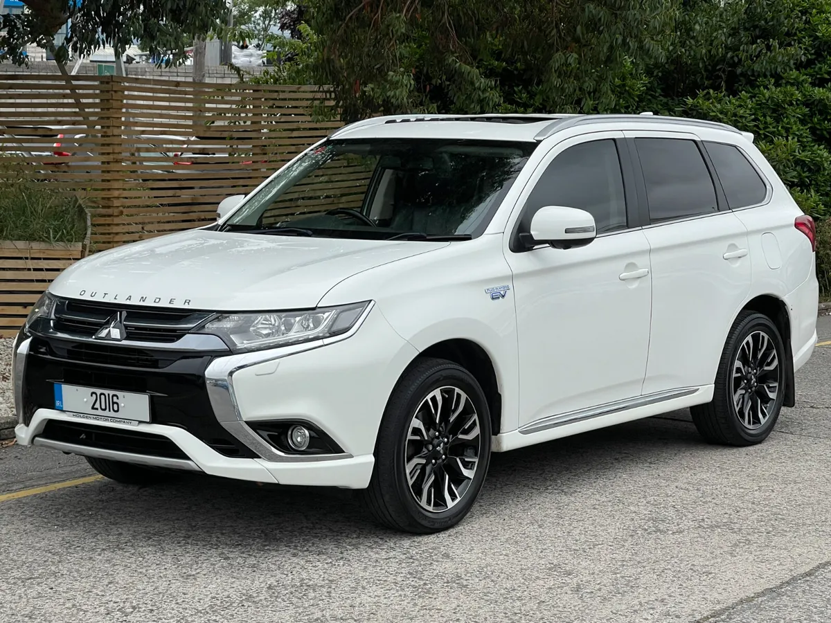 2016 Mitsubishi Outlander*LOW MILES*HUGE SPEC* - Image 2