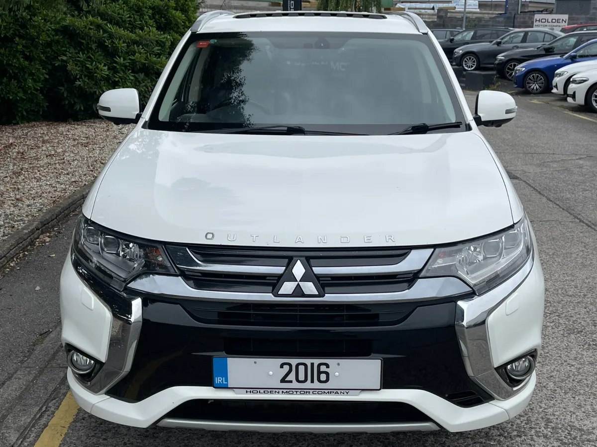 2016 Mitsubishi Outlander*LOW MILES*HUGE SPEC* - Image 4