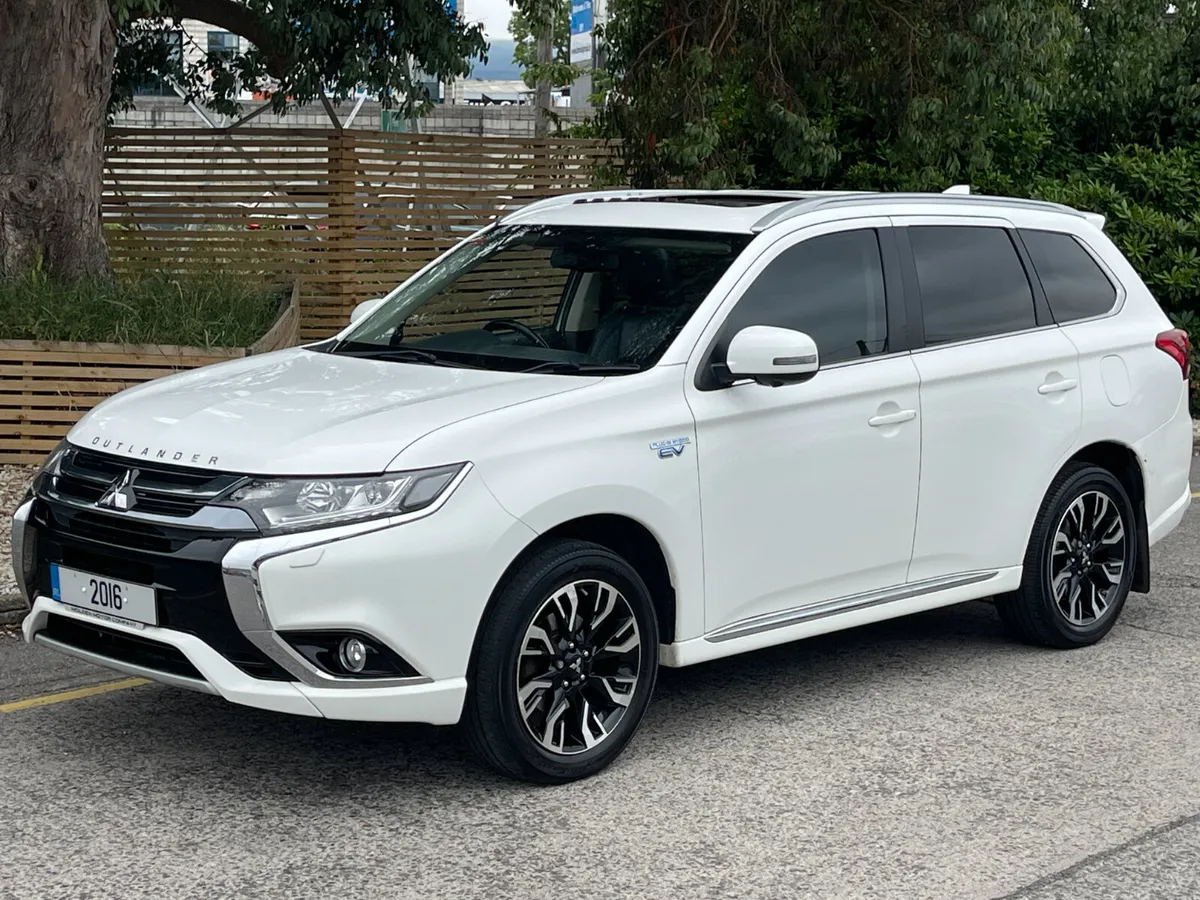2016 Mitsubishi Outlander*LOW MILES*HUGE SPEC* - Image 3