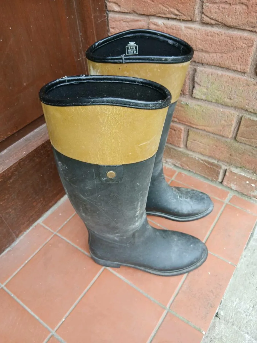 Riding boots & helmet - Image 1
