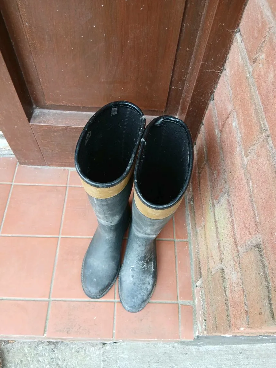 Riding boots & helmet - Image 2
