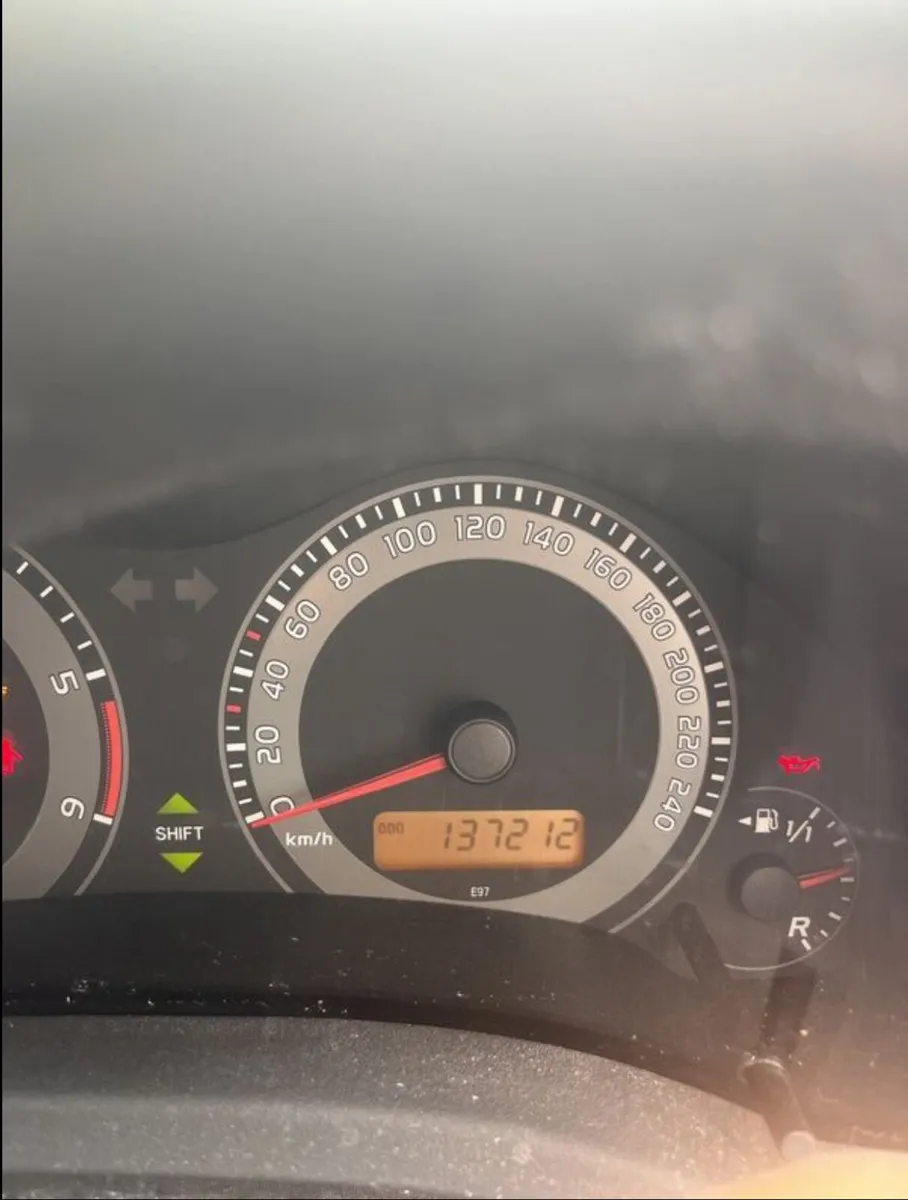 Toyota Auris 2011 - Image 2