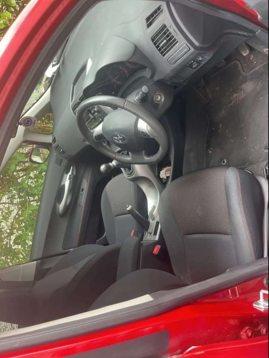 Toyota Auris 2011 - Image 4
