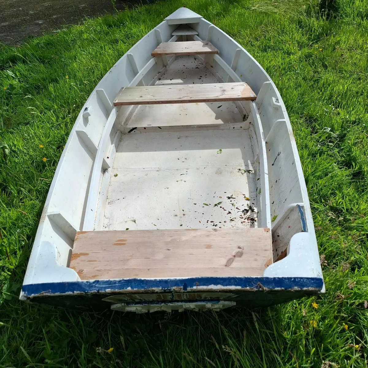 Small punt suitable for lake fishing - Image 1