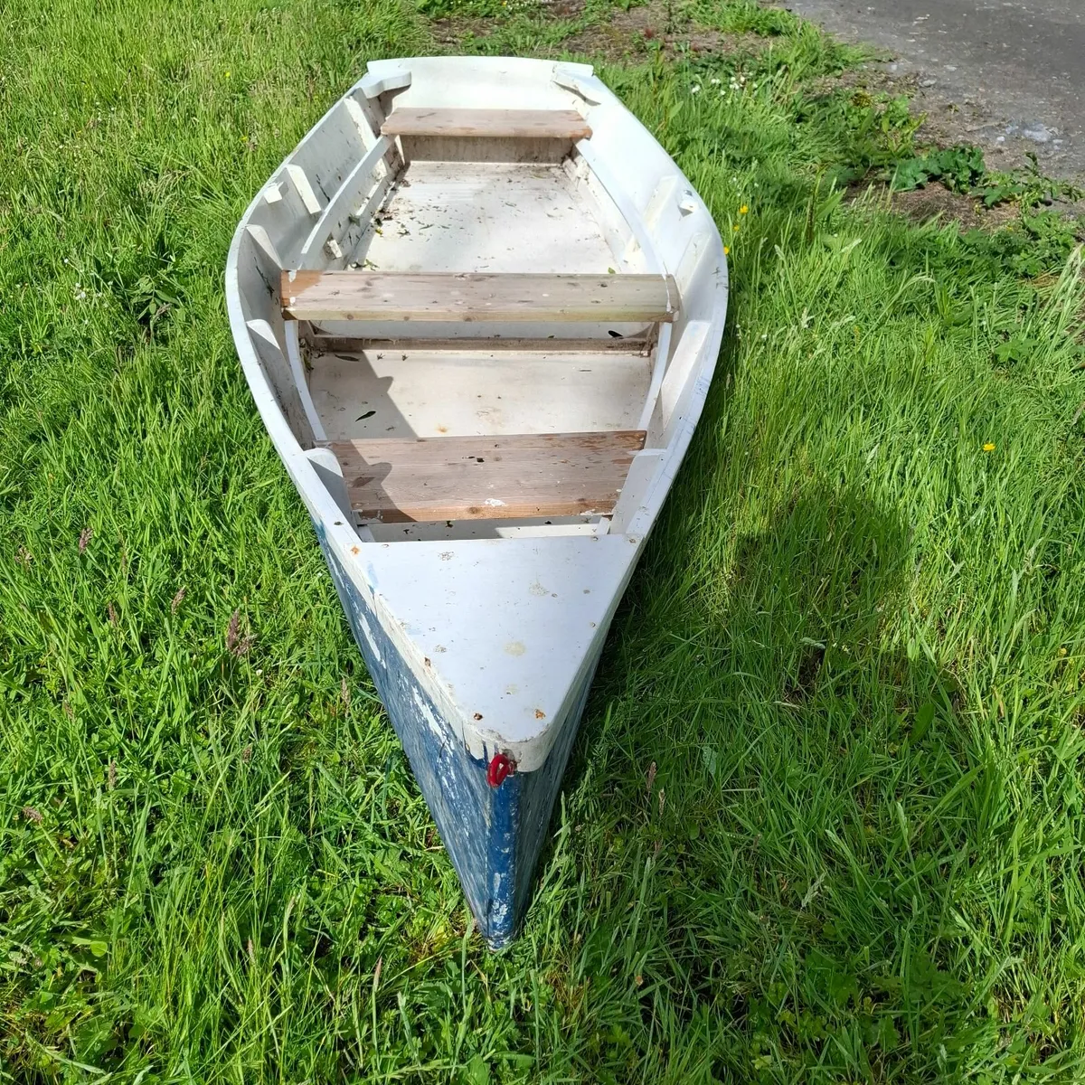 Small punt suitable for lake fishing - Image 3