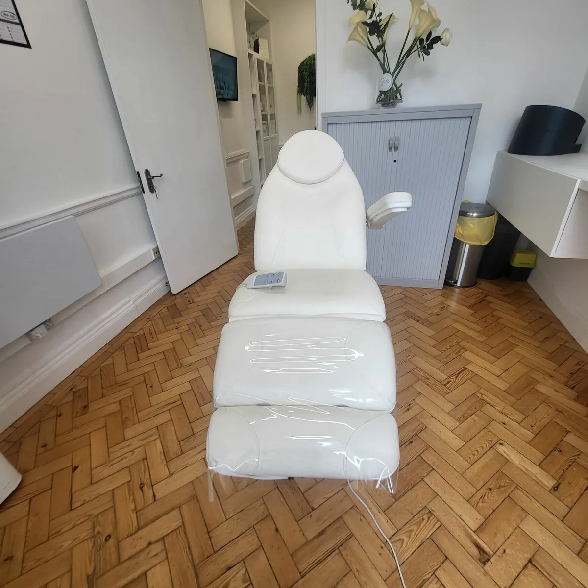 Aesthetics Electric Treatment Bed - Image 3