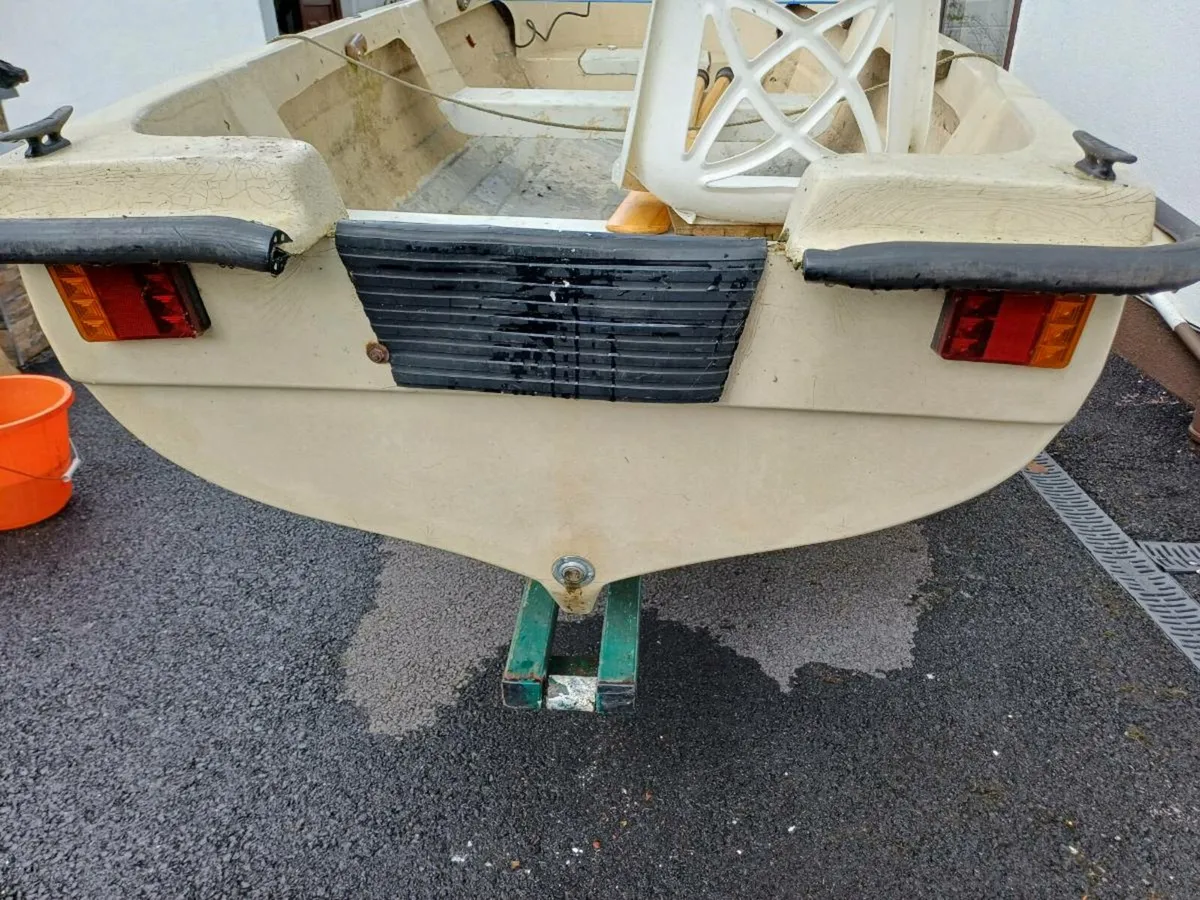 Fishing boat and trailer - Image 4