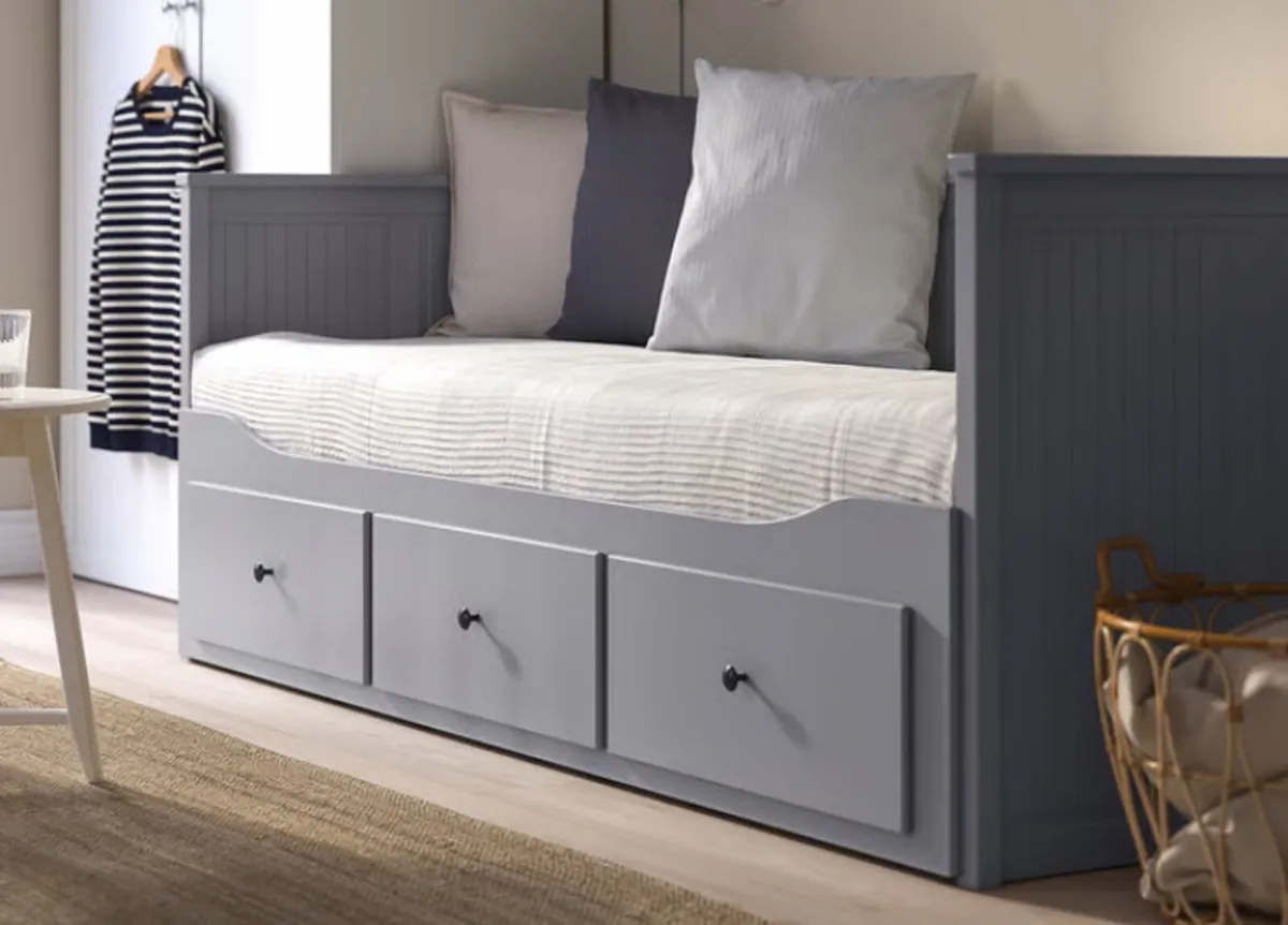 Wooden day bed - Image 1