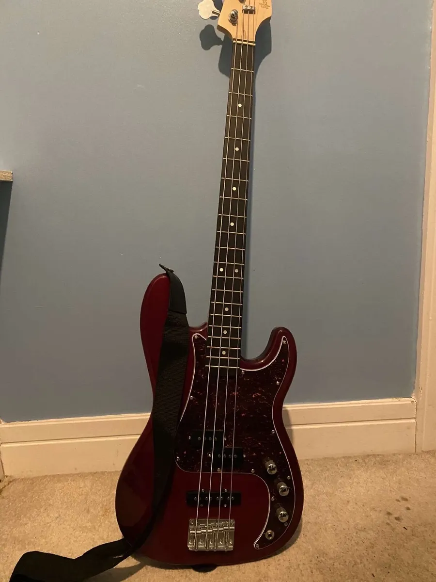 Bass guitar - Image 1