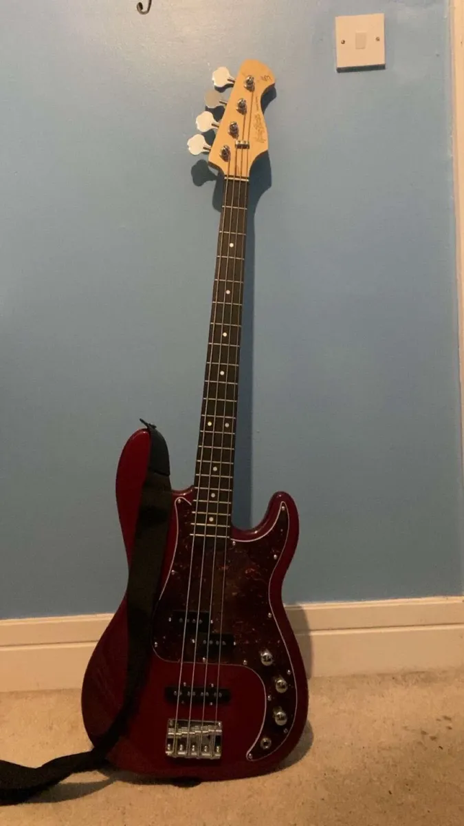 Bass guitar - Image 2