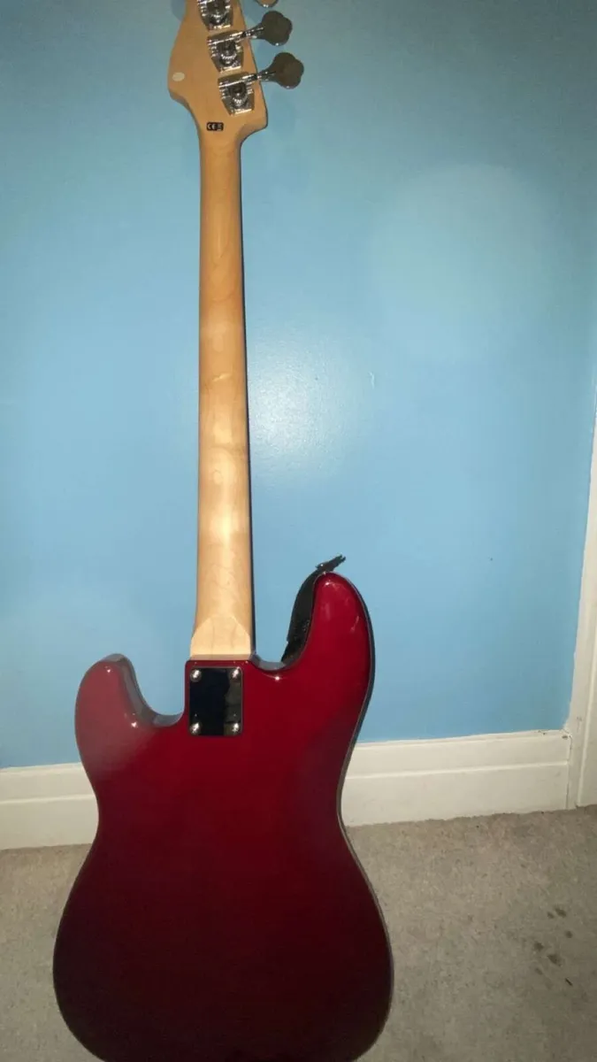 Bass guitar - Image 3