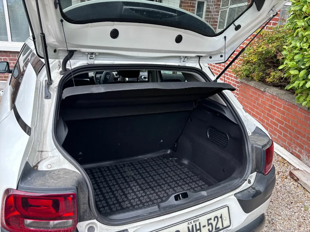 2016 Citroën C4 Cactus Blue HDI 100 Feel 4DR - Image 3