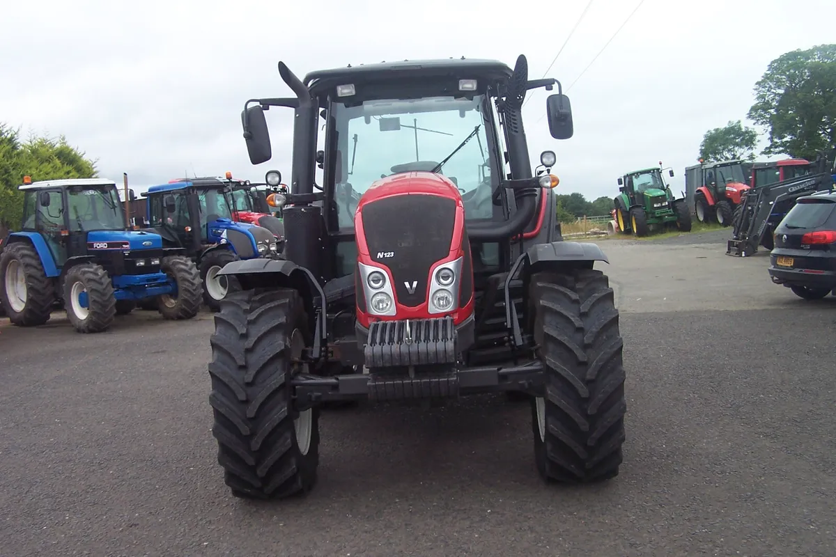2015 Valtra N123H3 - Image 2