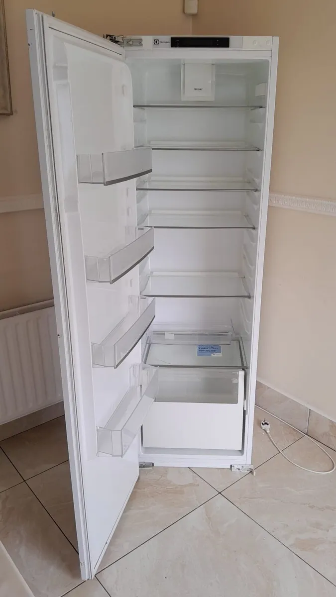 Integrated fridge freezer - Image 1