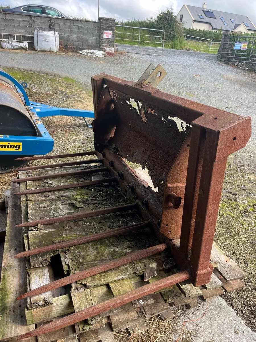 Bale Spike, Fork, Feeder and Creels - Image 3