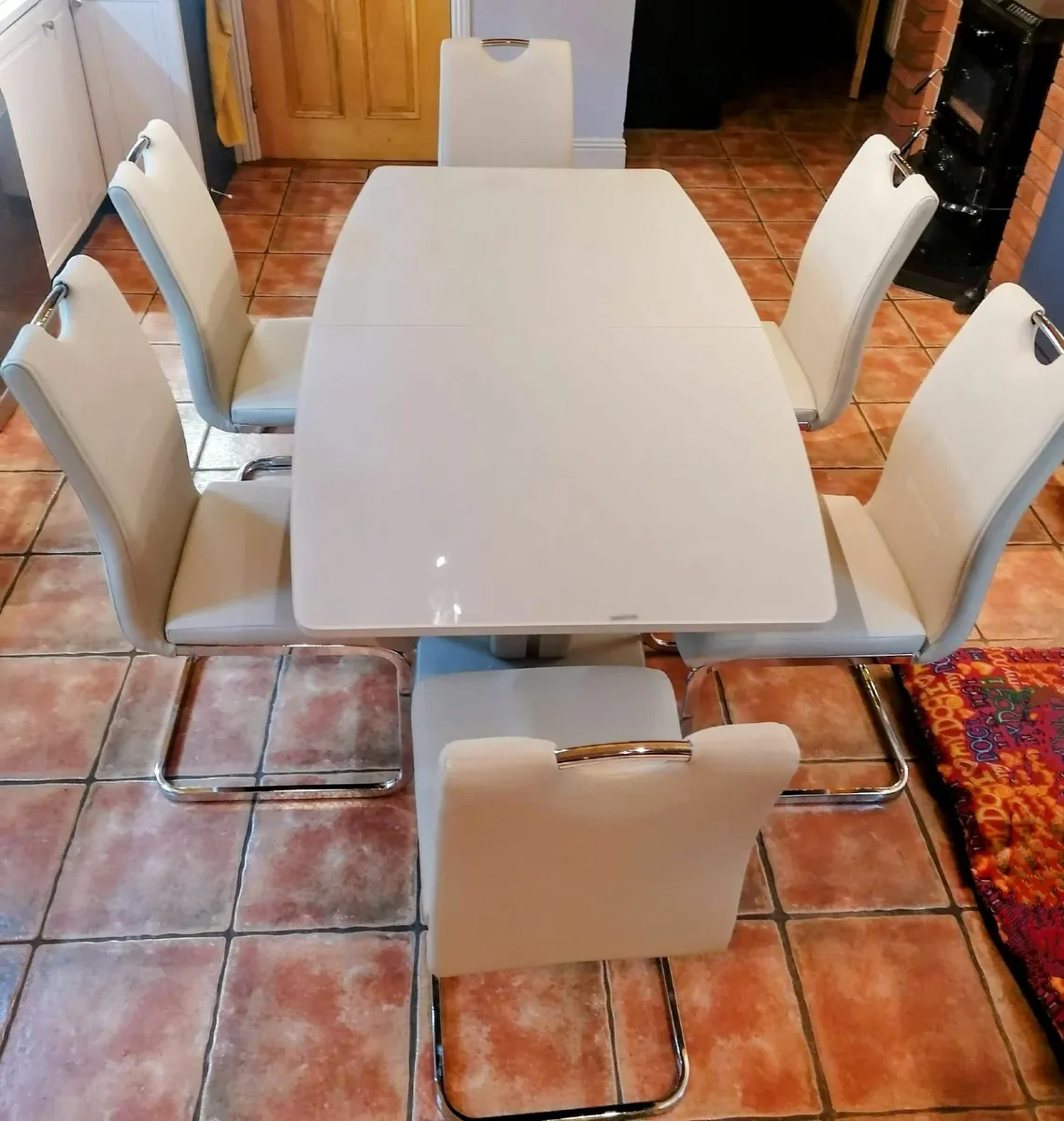 Dining table and 6 chairs - Image 2
