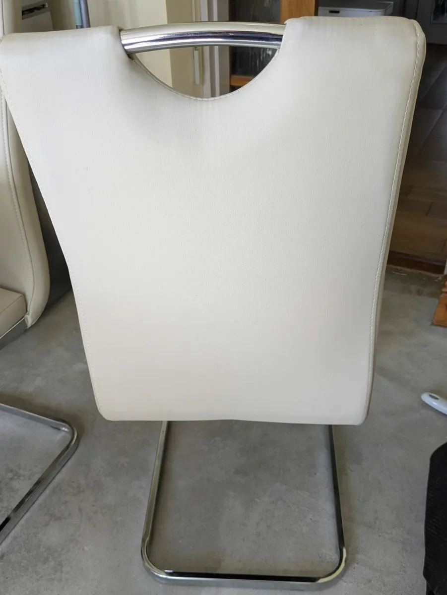 Dining table and 6 chairs - Image 4