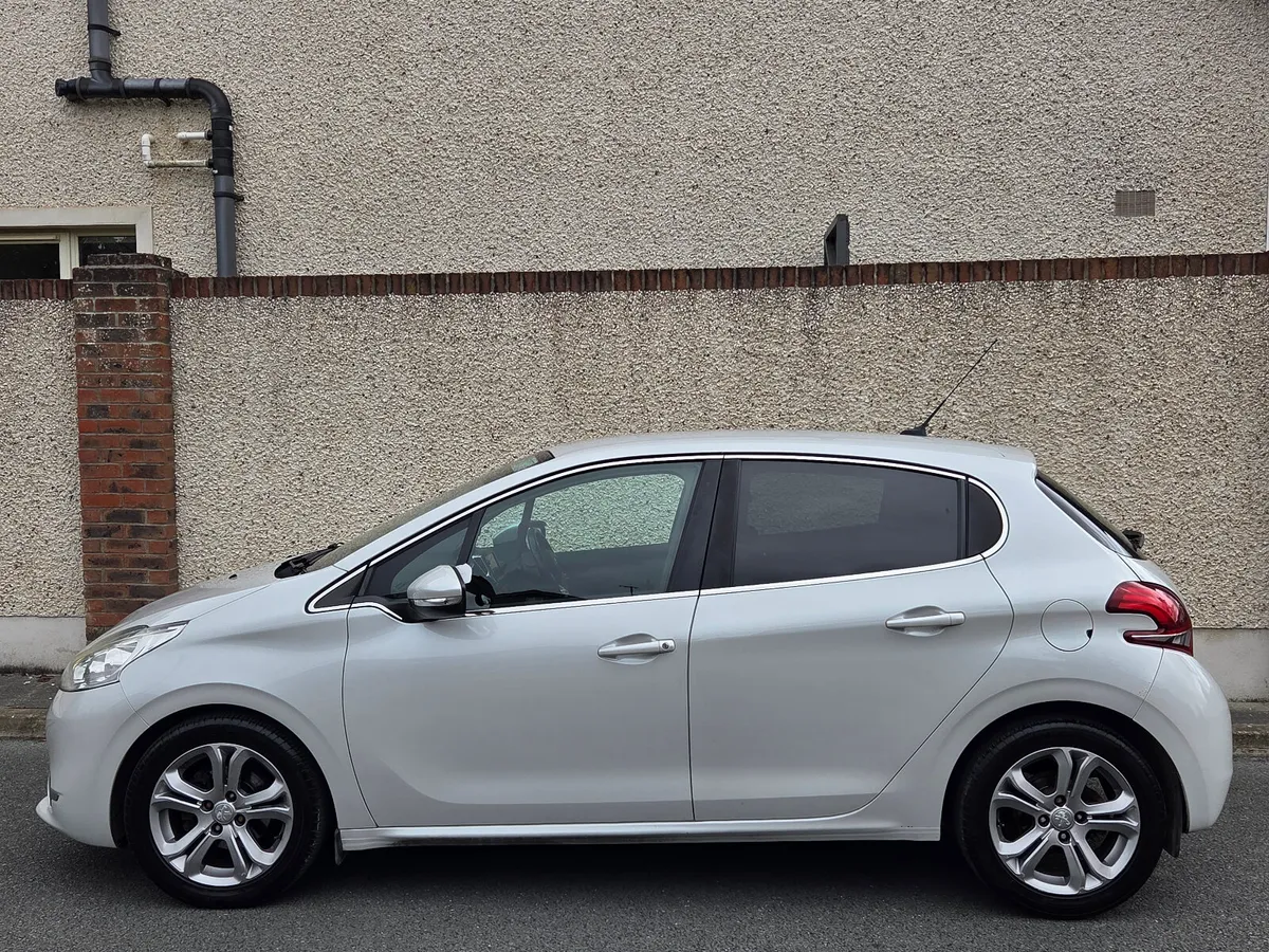 Peugeot 208 1.6d Allure, New Nct - Image 4