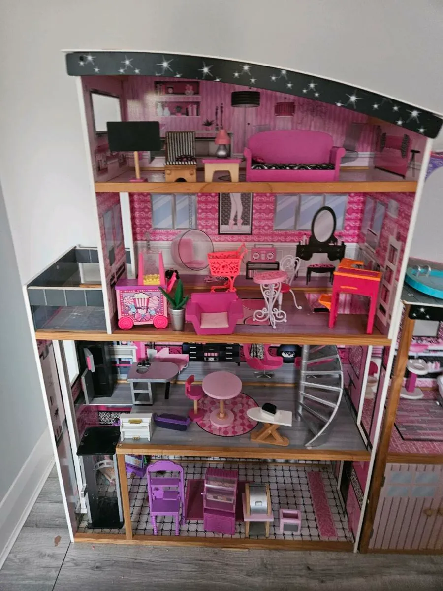 Large dolls house - Image 1