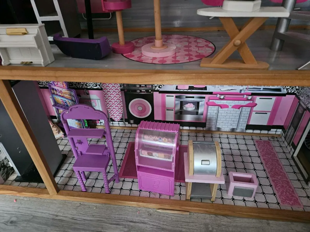 Large dolls house - Image 2