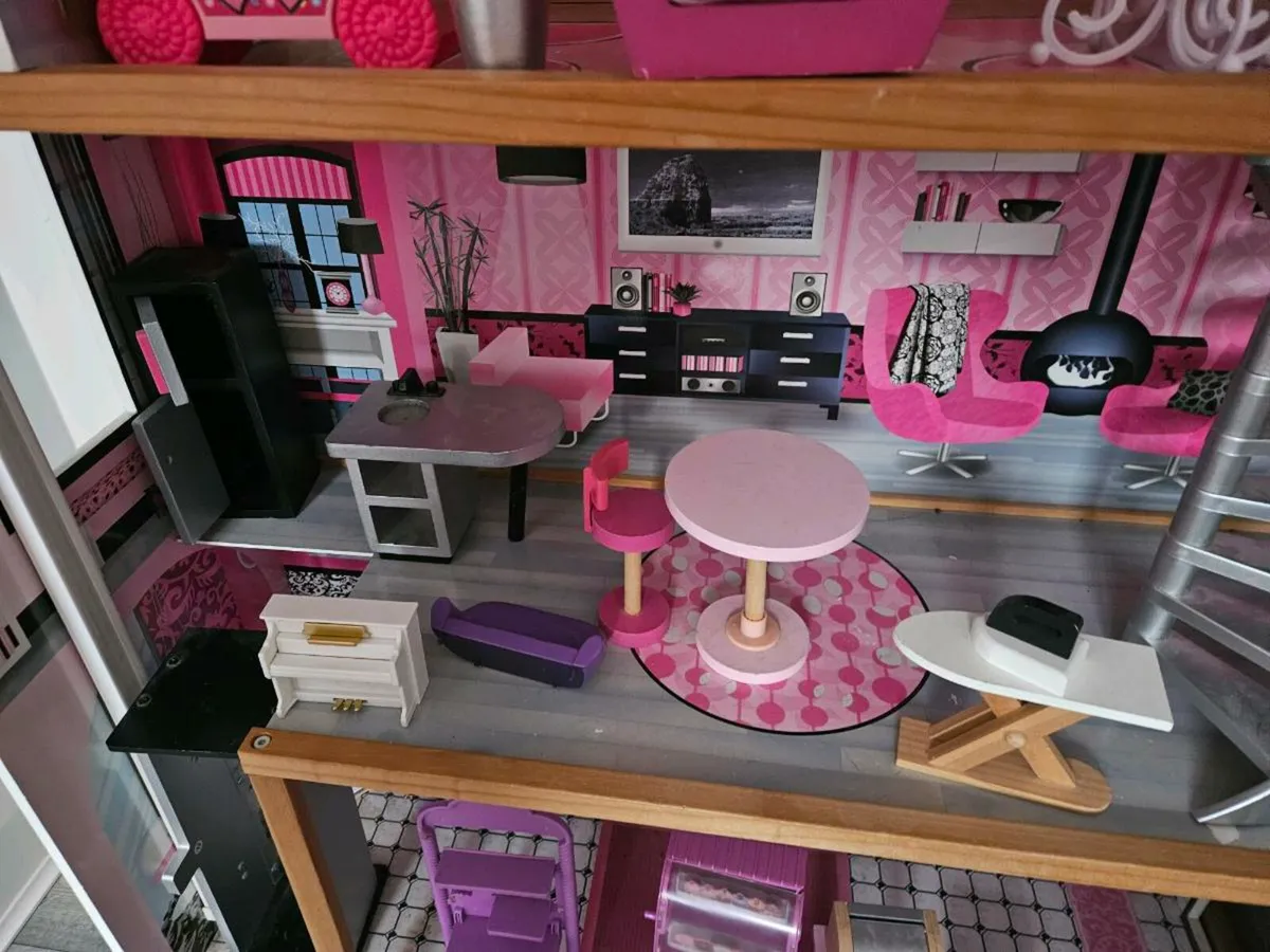 Large dolls house - Image 4