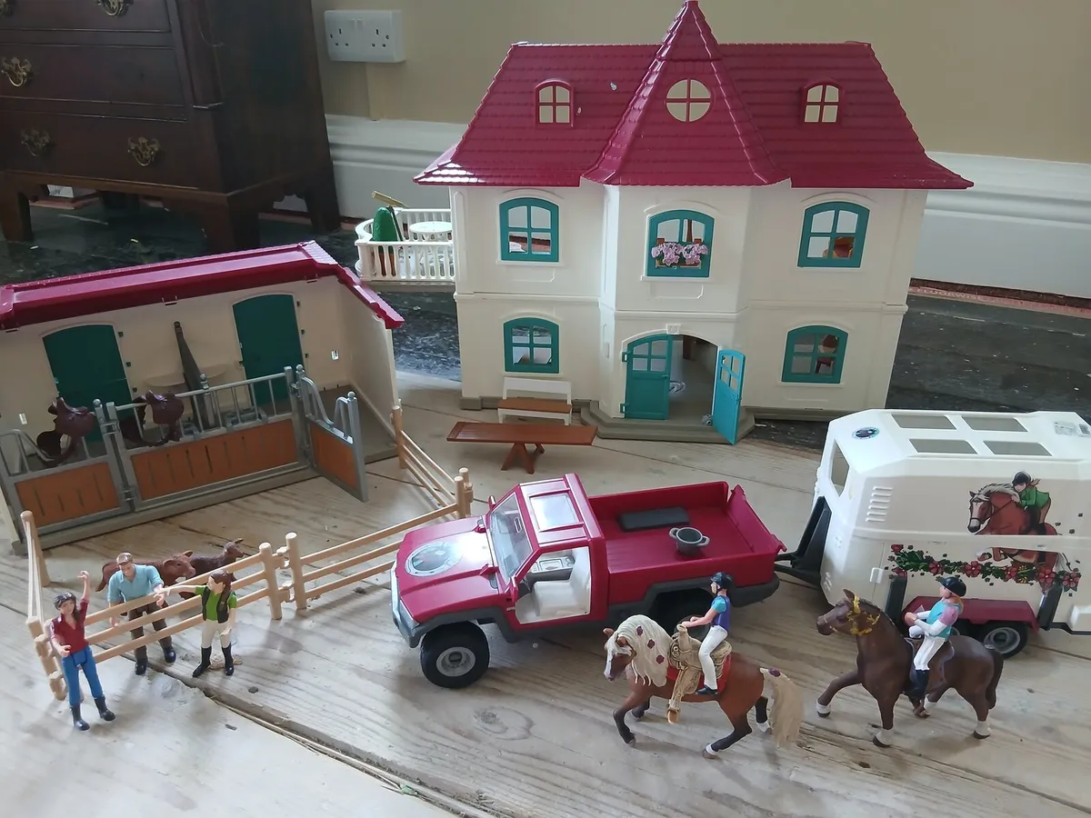 Scleich Horse Club Lakeside Country House and Stab - Image 1