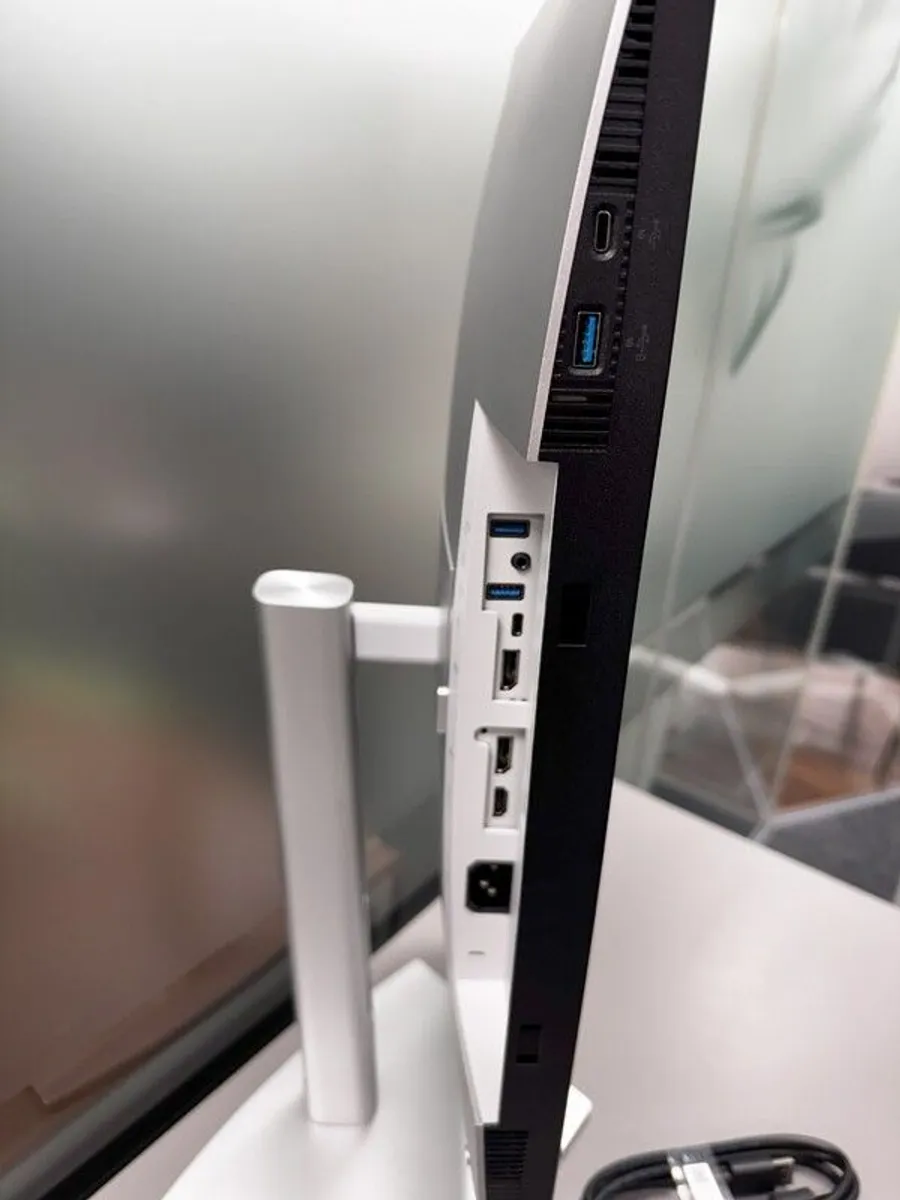 Dell UltraSharp 24 Monitor - Image 2