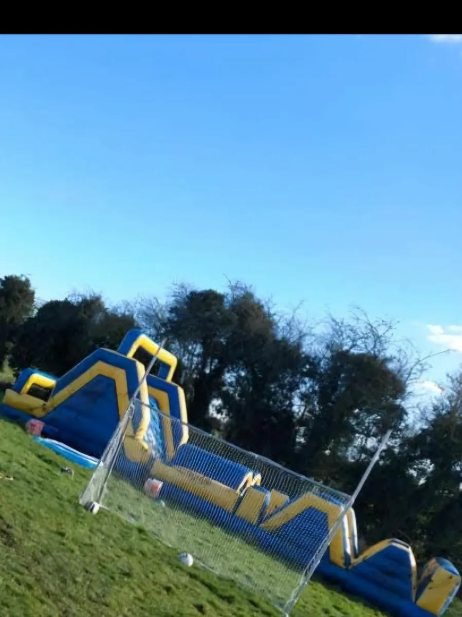 Bouncy castle- obstacle course. - Image 1