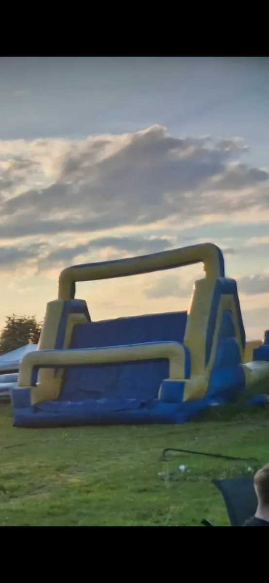 Bouncy castle- obstacle course. - Image 2