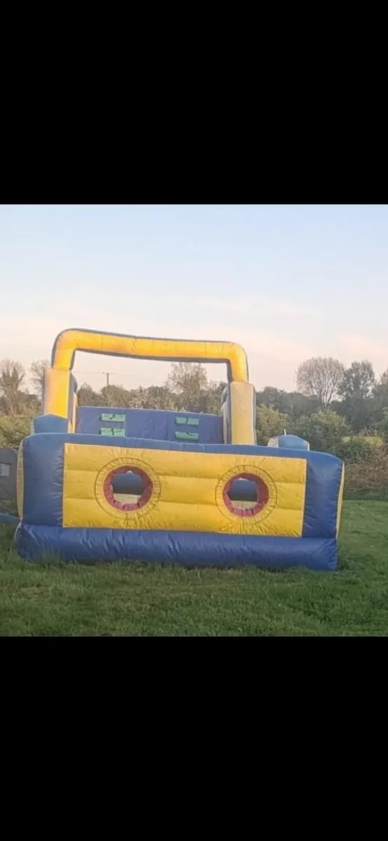 Bouncy castle- obstacle course. - Image 3