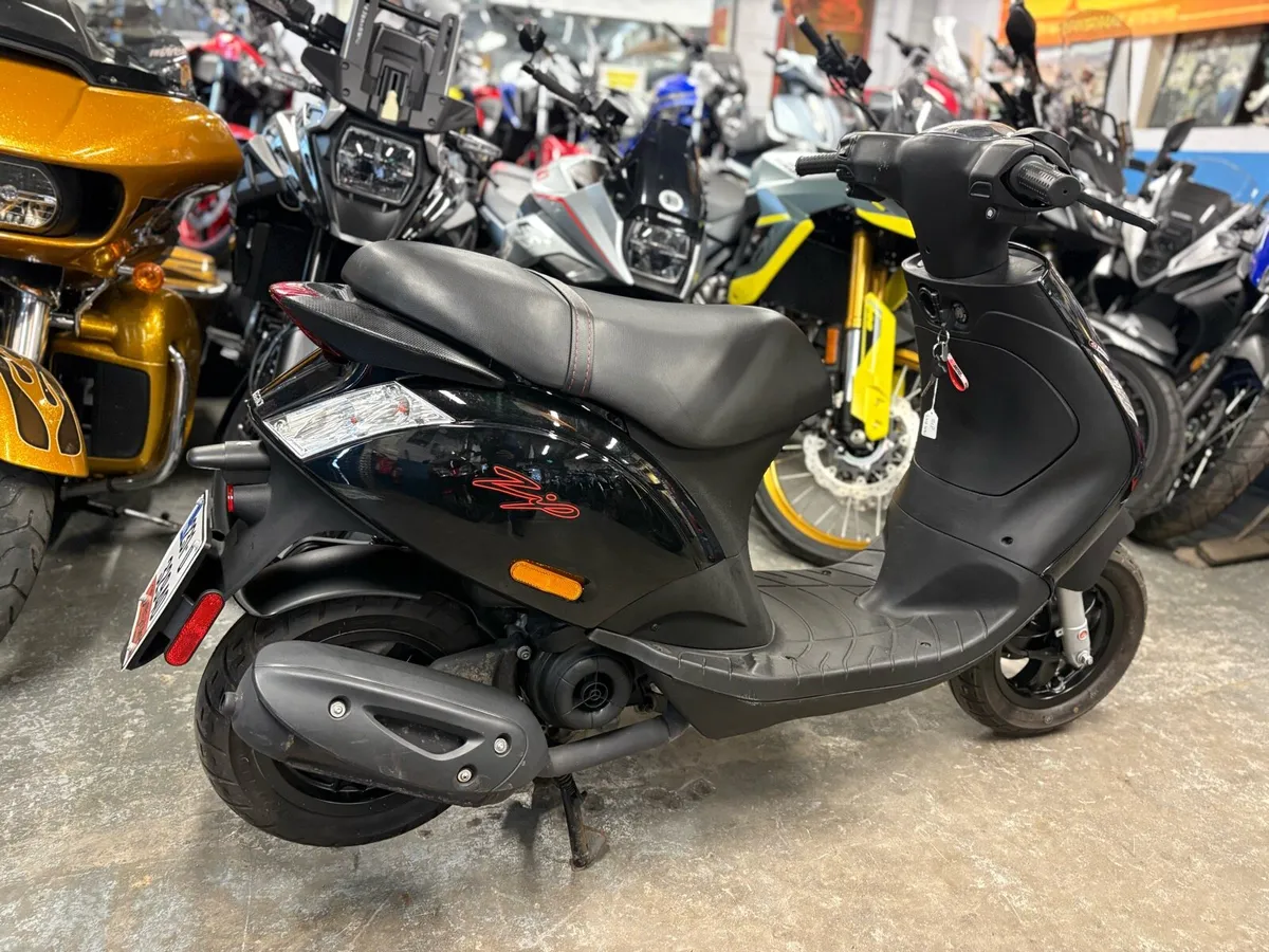 2023 Piaggo ZIP 50cc. - Image 3