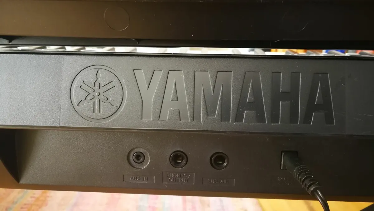 Keyboard and stand - Image 4
