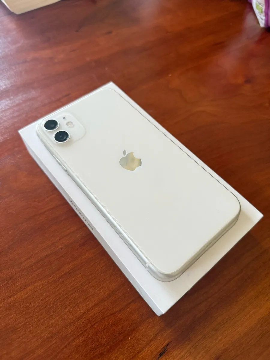 iPhone 11 - Image 1