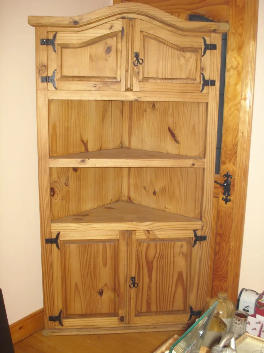 LARGE MEXICAN PINE CORNER UNIT DISPLAY CABINET. - Image 1