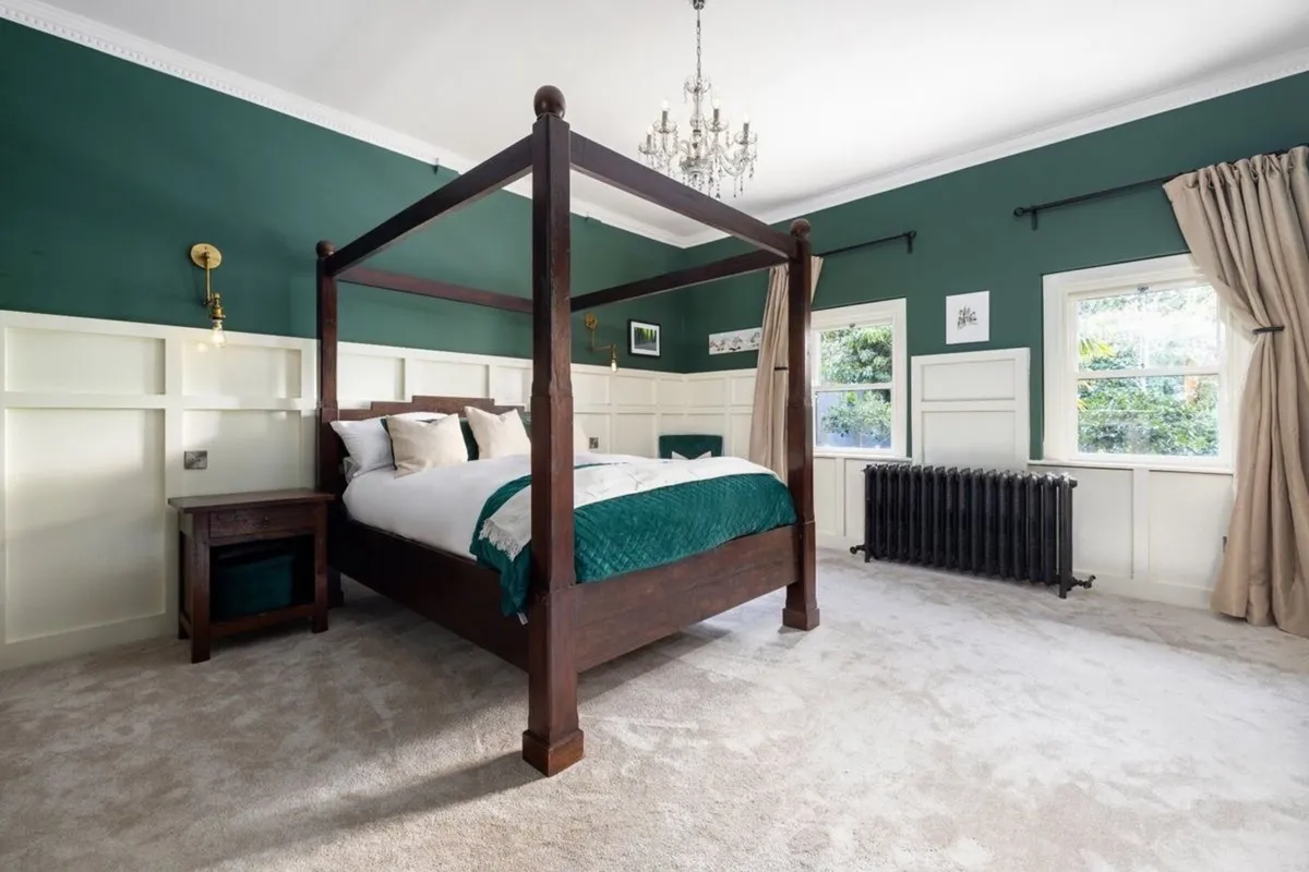 Four poster bed, bedside lockers & chest of drawer - Image 1