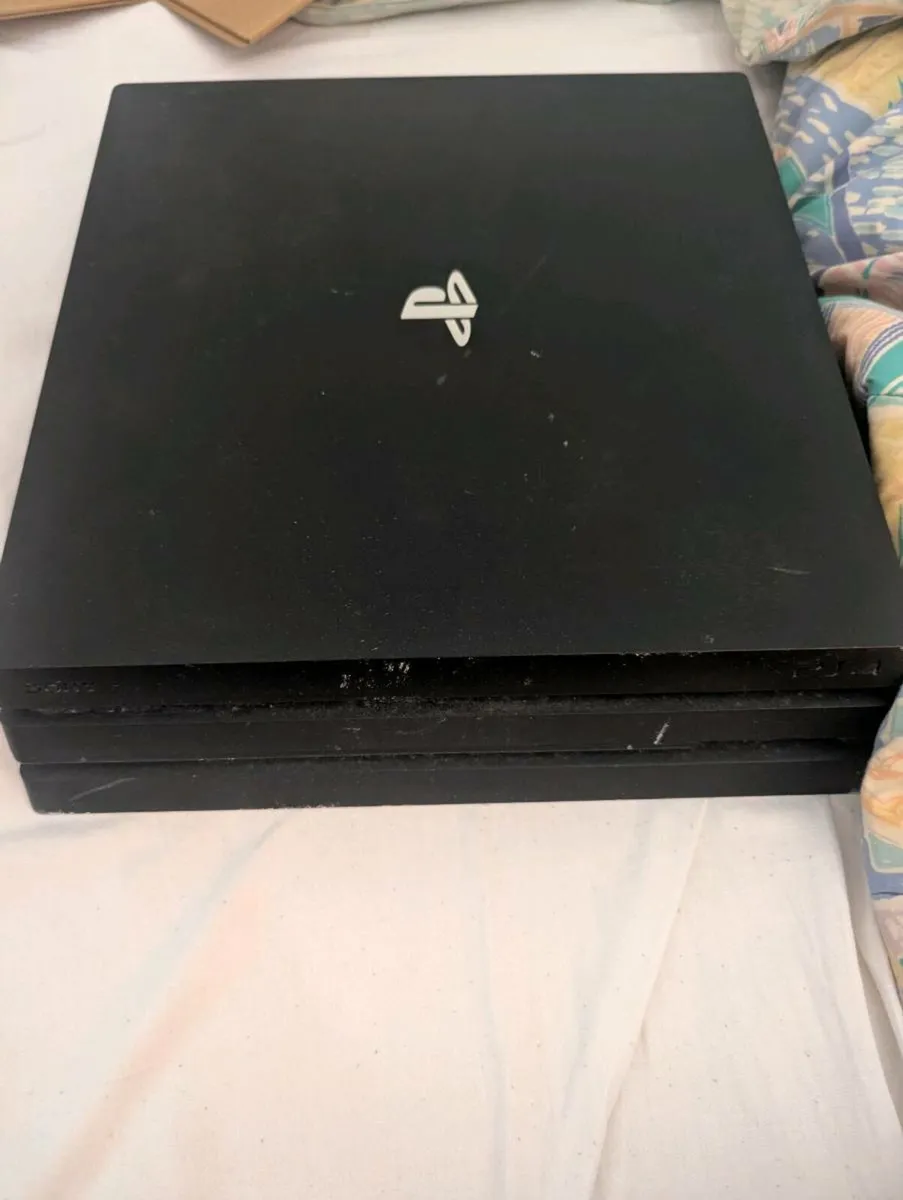 PlayStation 4 pro 1tb - Image 1