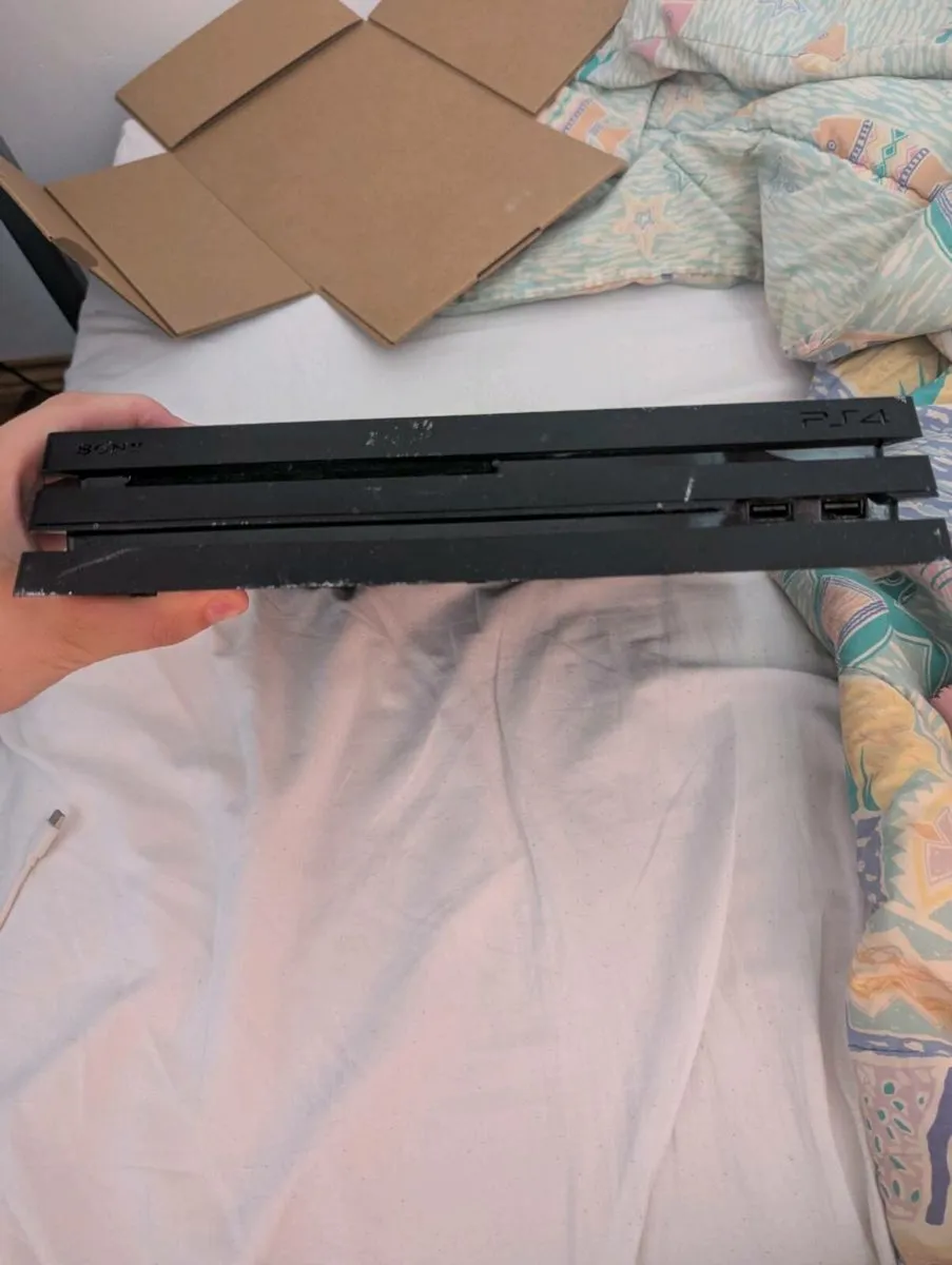 PlayStation 4 pro 1tb - Image 2