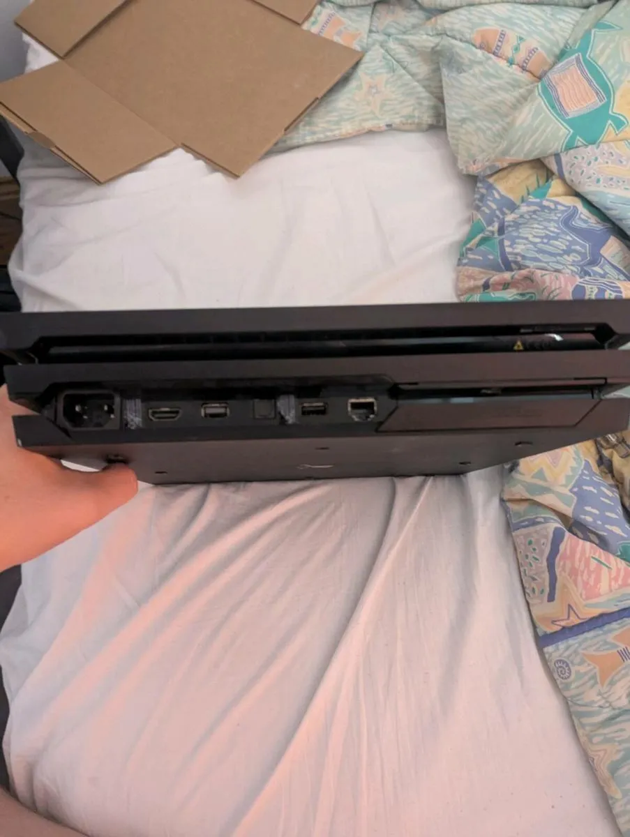 PlayStation 4 pro 1tb - Image 3