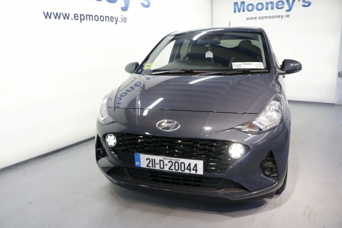 Hyundai i10 Deluxe 1.0l Petrol Hatchback - Image 2