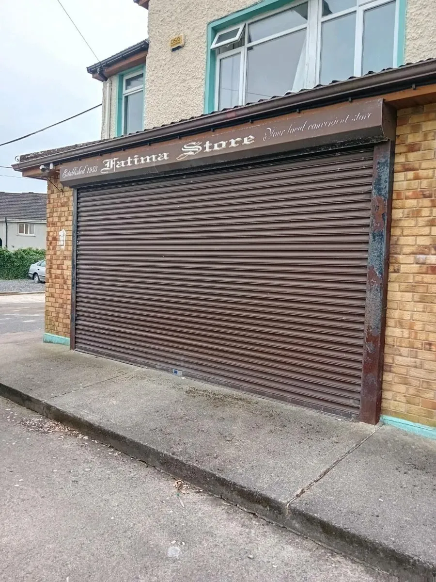 Roller shutter door