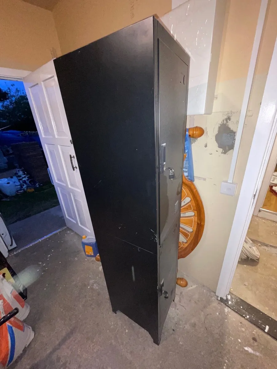 Metal locker / cabinet - Image 2