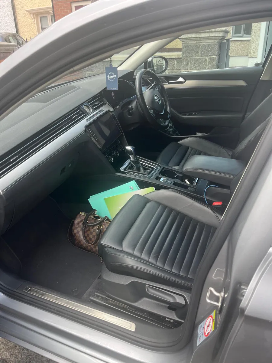 Volkswagen Passat 2018 - Image 2