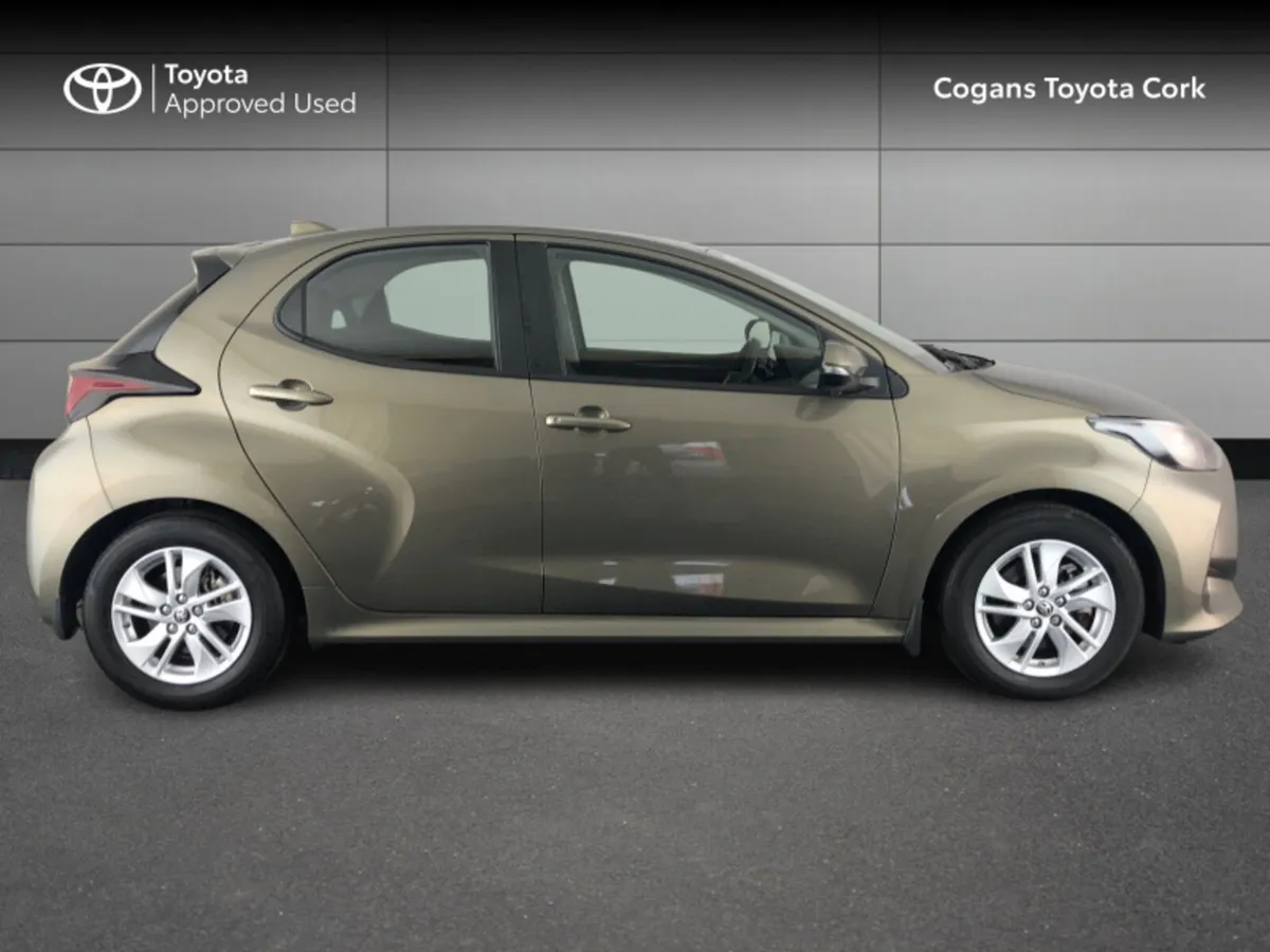 Toyota Yaris 1.5 HYBRID LUNA 4DR AUTO - Image 3